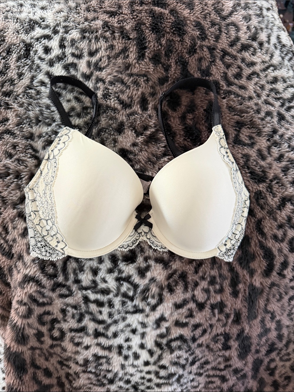 2012 vint. 32D Cream Lace-Trim Underwire victoria Secret Bra w Swarovski element